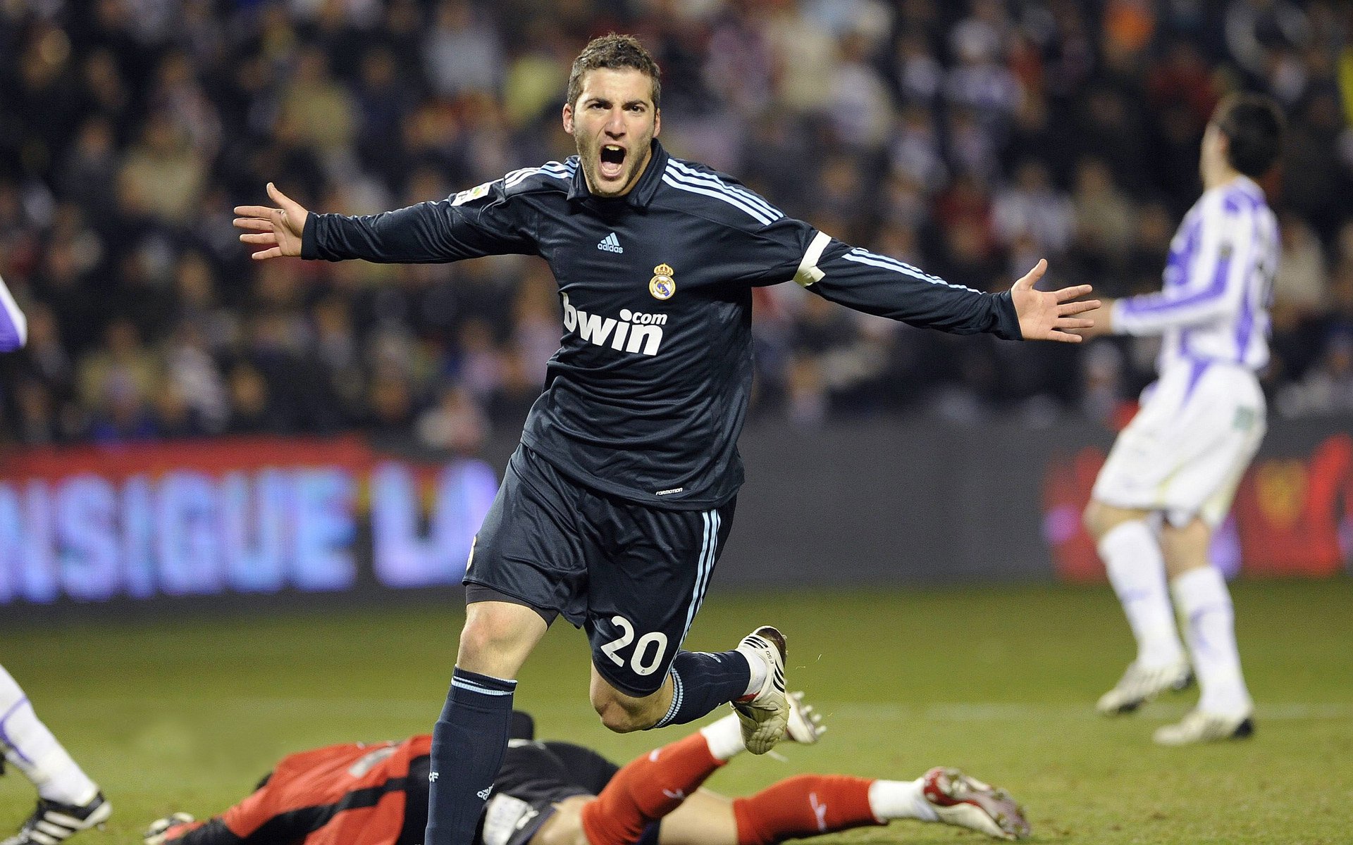 世界杯：四强阿根廷与克罗地亚一战 梅西连过三人送出关键助攻